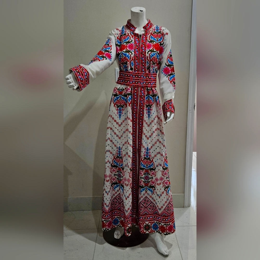 Like NEW! Traditional Palestinian thoub ,comes with a belt